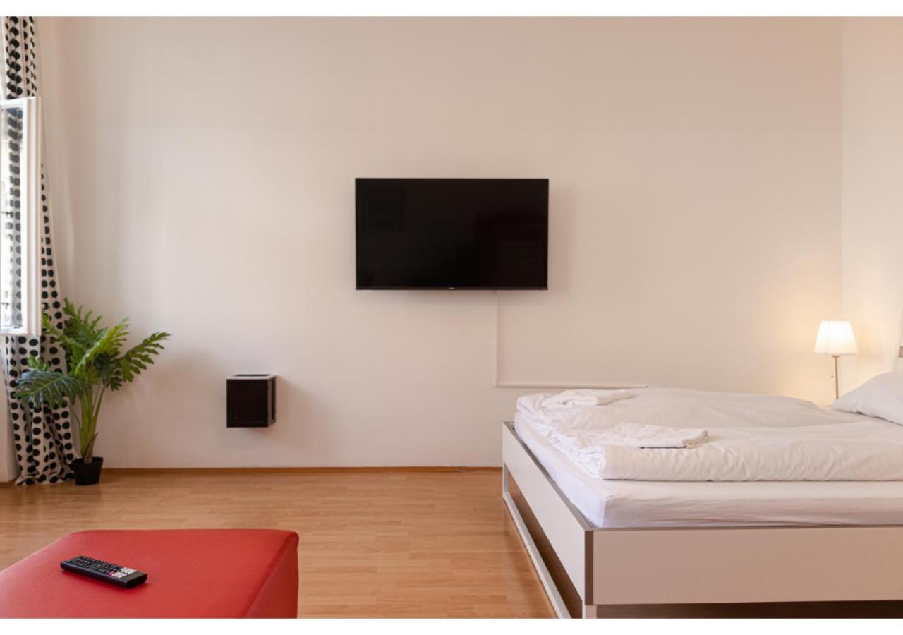 Sweet 3br Shared Near Wiener Stadthalle & Apartment Vienna