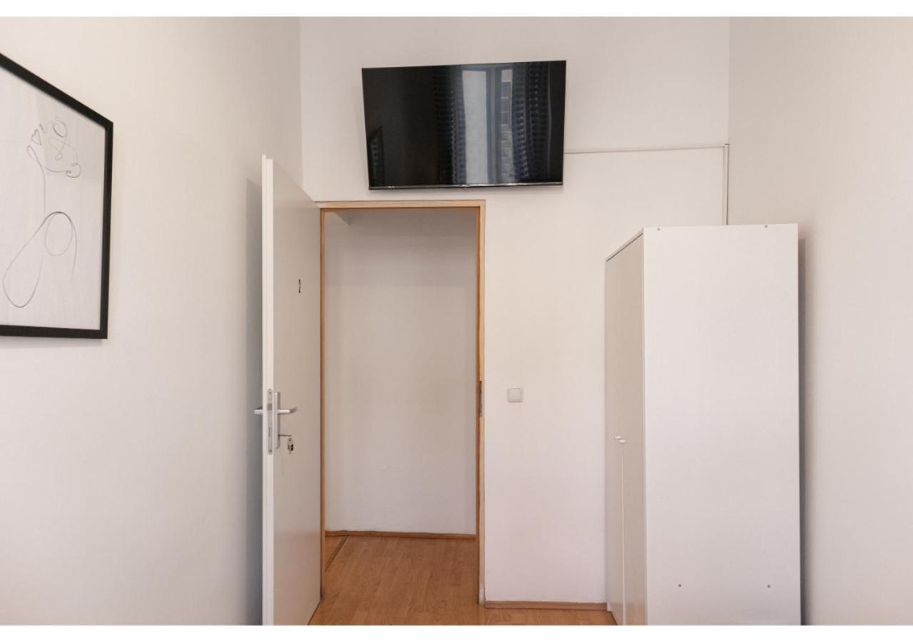 Sweet 3br Shared Near Wiener Stadthalle & * Vienna
